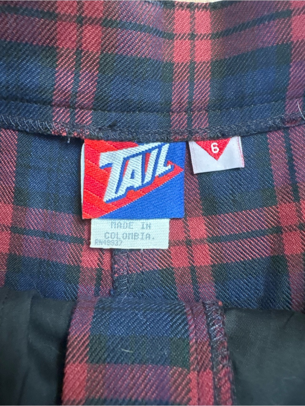 Vintage 90s Tail Plaid Shorts in Navy and Burgundy - Picture 4 of 8